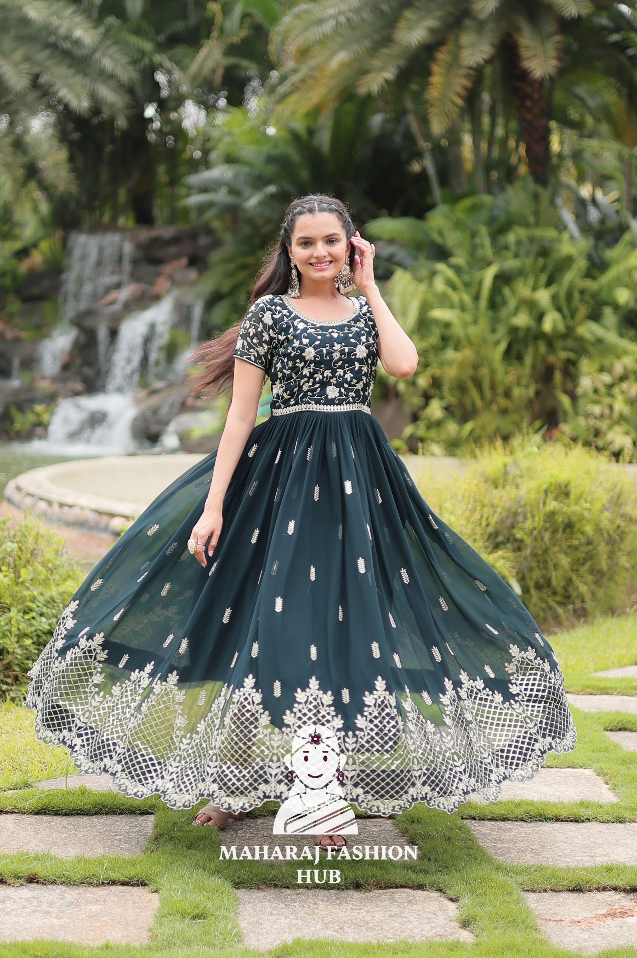 💫 Elegant Round Neck Glamour - Special Designer Gown