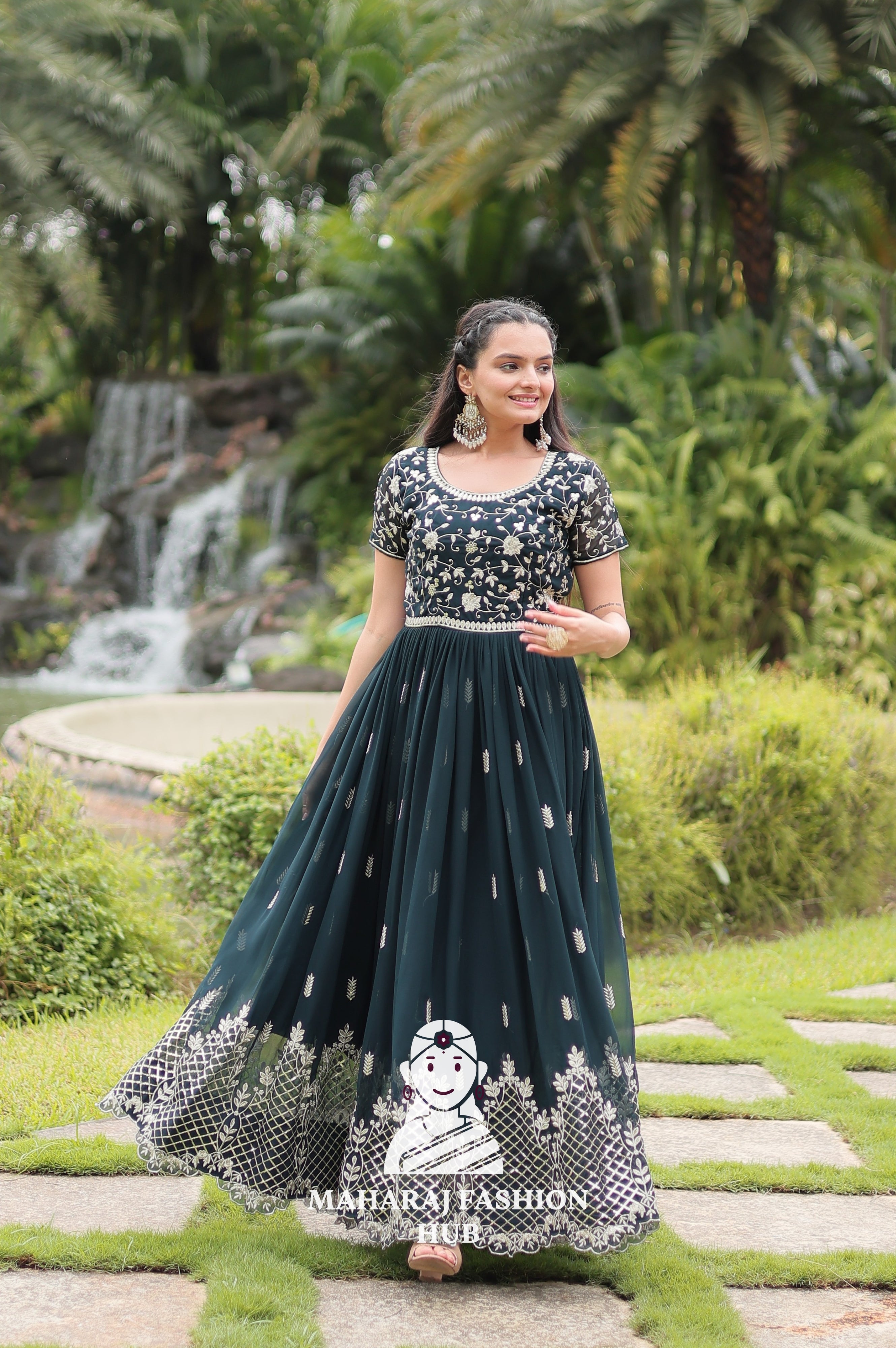 💫 Elegant Round Neck Glamour - Special Designer Gown