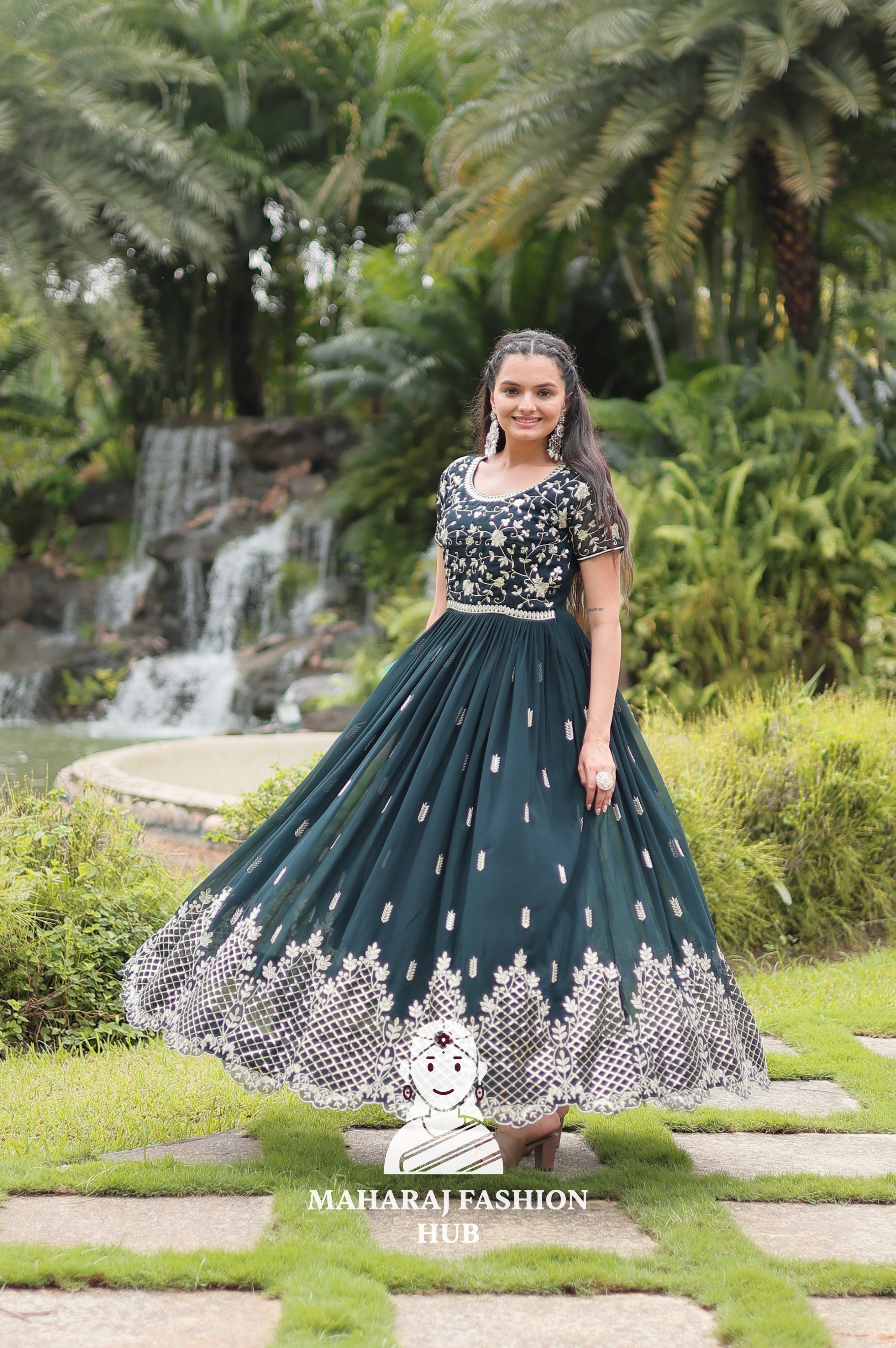 💫 Elegant Round Neck Glamour - Special Designer Gown