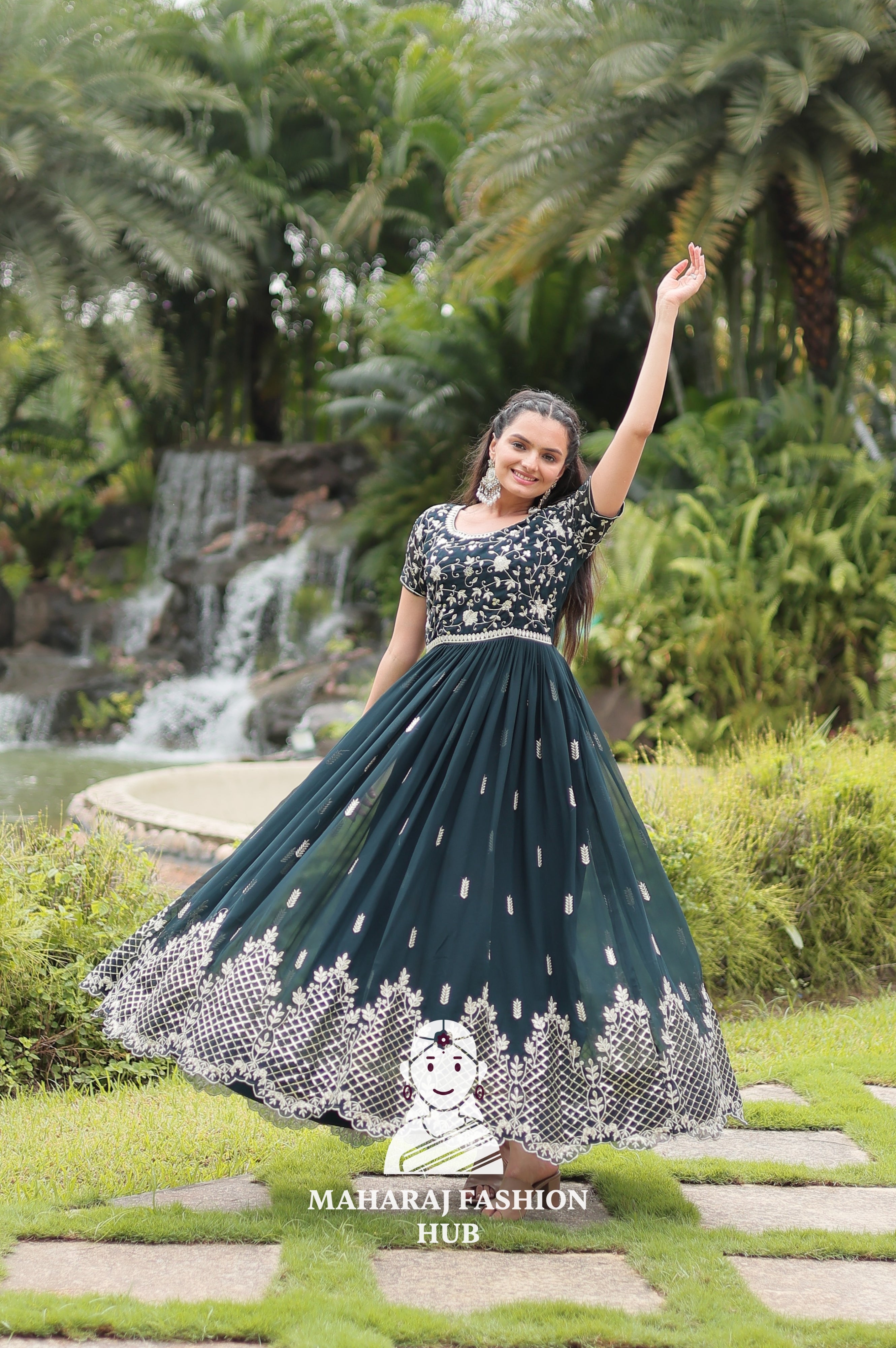 💫 Elegant Round Neck Glamour - Special Designer Gown