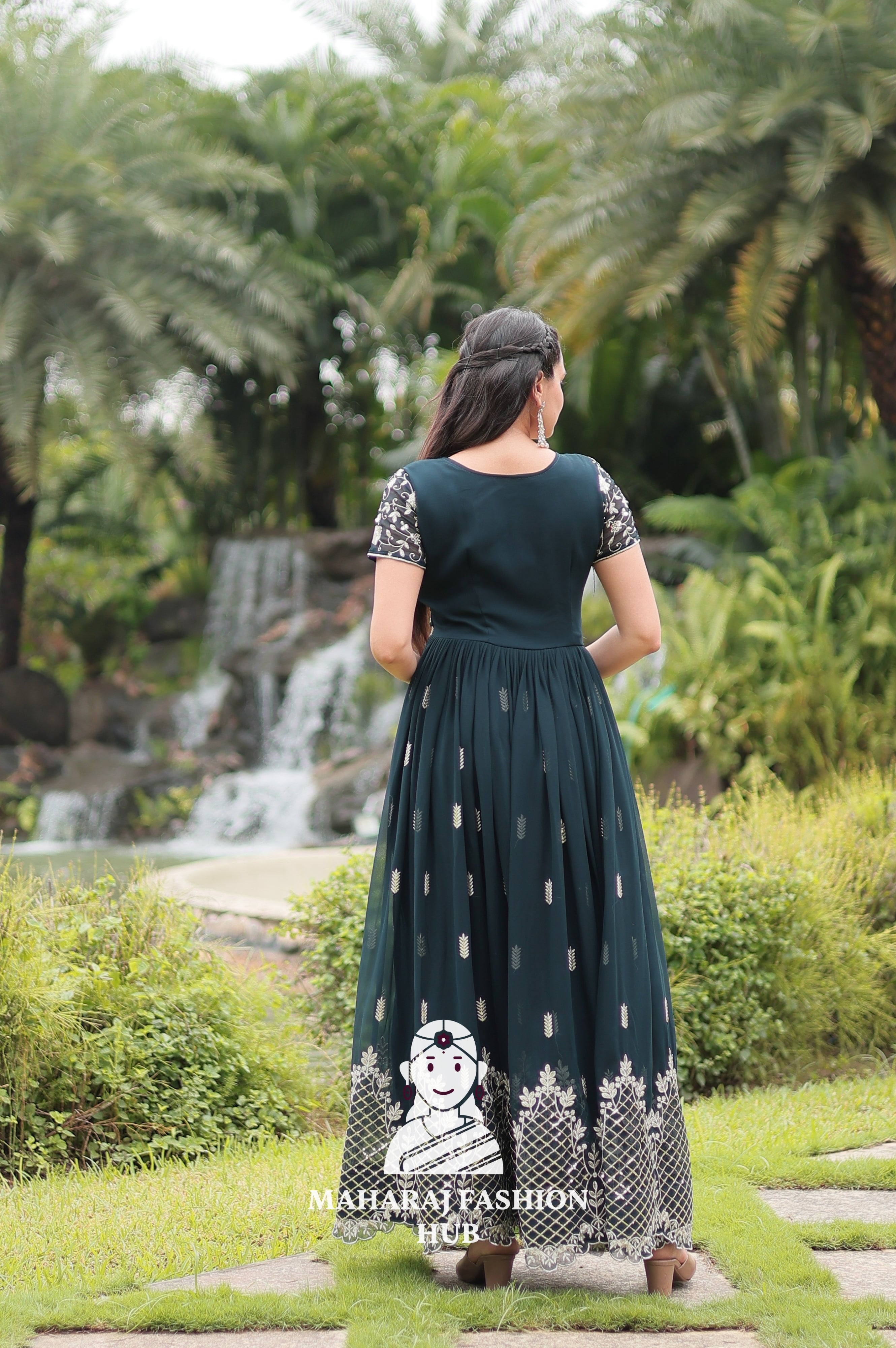 💫 Elegant Round Neck Glamour - Special Designer Gown