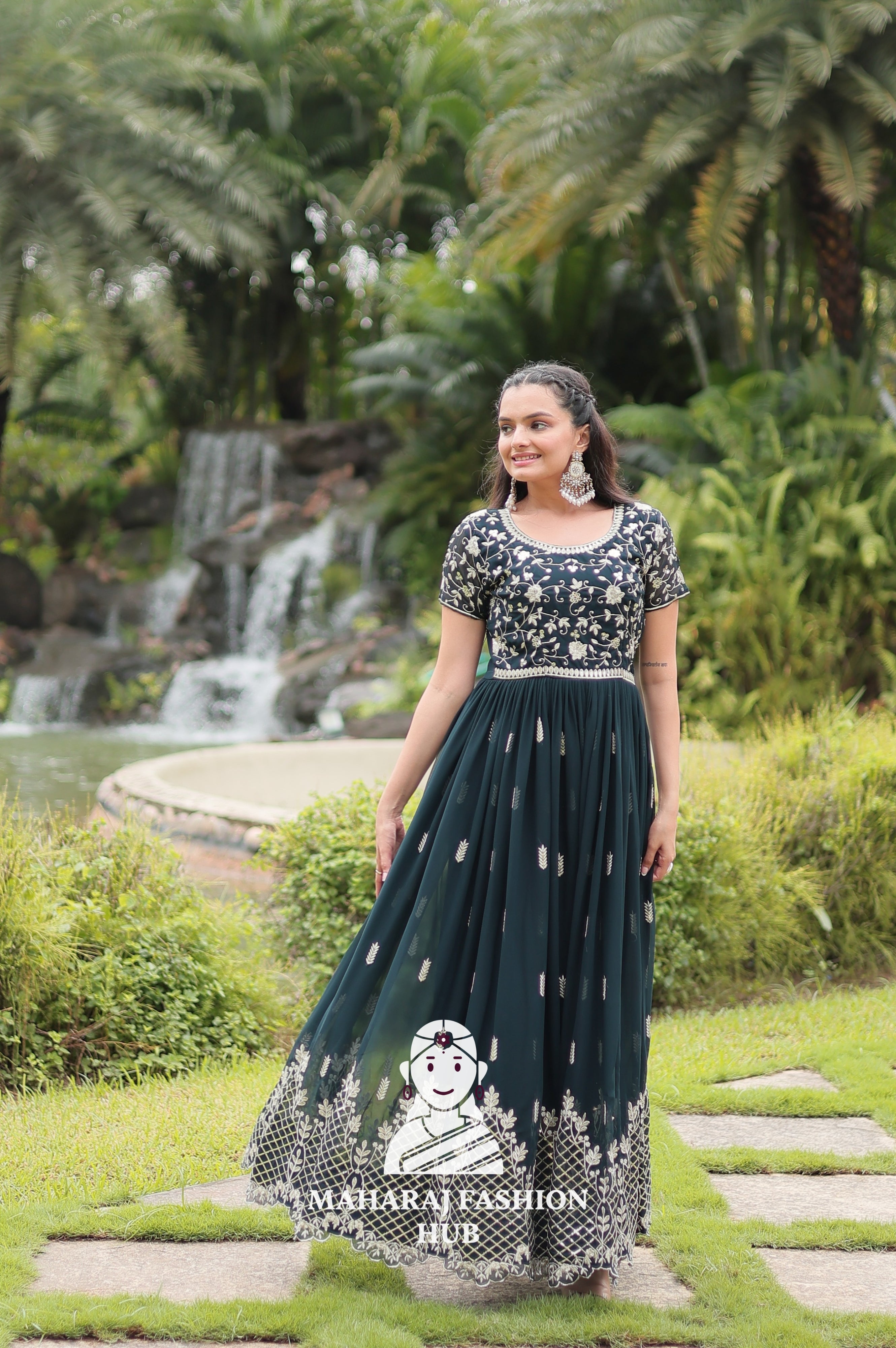💫 Elegant Round Neck Glamour - Special Designer Gown