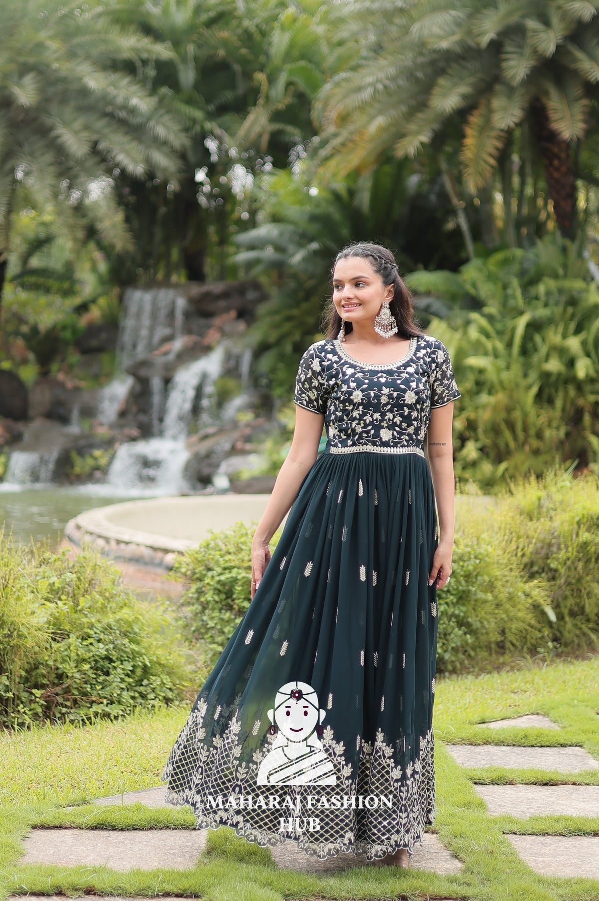 💫 Elegant Round Neck Glamour - Special Designer Gown